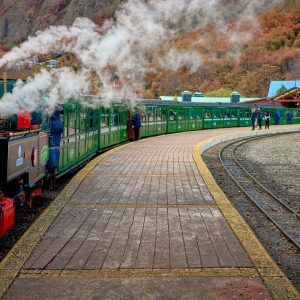 Tren del Fin del Mundo con locomotora antigua en la estación de Ushuaia durante el otoño, Tierra del Fuego.