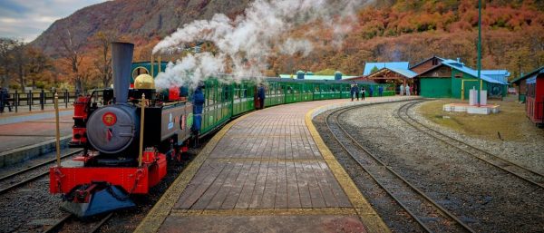 Tren del Fin del Mundo con locomotora antigua en la estación de Ushuaia durante el otoño, Tierra del Fuego.