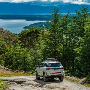 Camioneta 4x4 de Aswalek Expediciones en el Paso Garibaldi con vista panorámica al Lago Escondido, Tierra del Fuego.