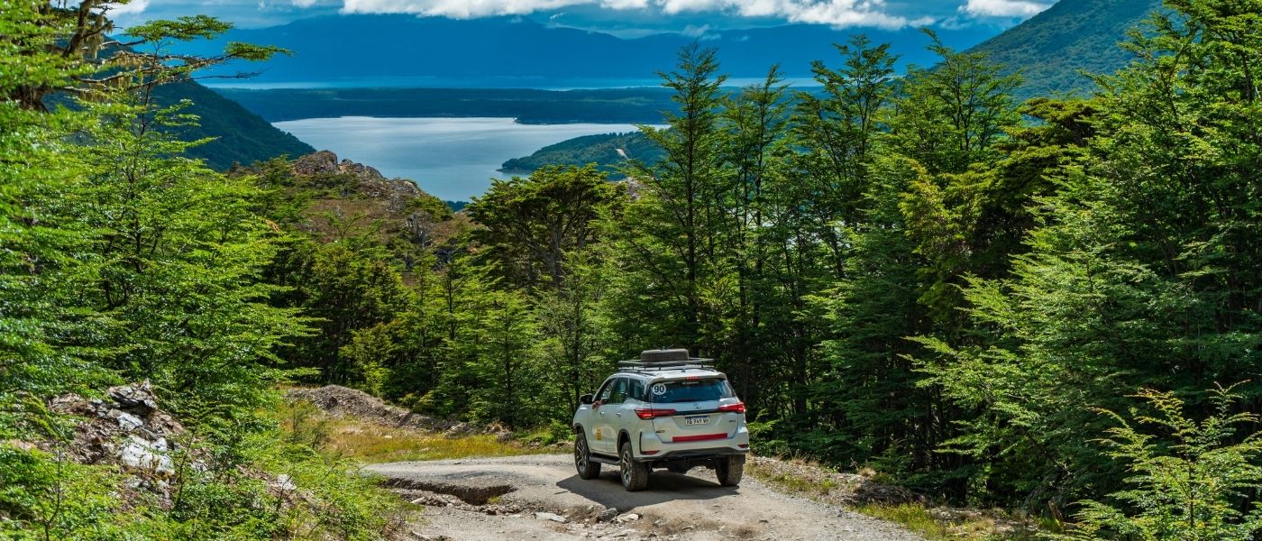Camioneta 4x4 de Aswalek Expediciones en el Paso Garibaldi con vista panorámica al Lago Escondido, Tierra del Fuego.