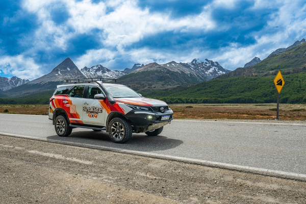 Camioneta 4x4 recorriendo la Ruta Nacional 3, con el imponente Valle Carbajal de fondo.