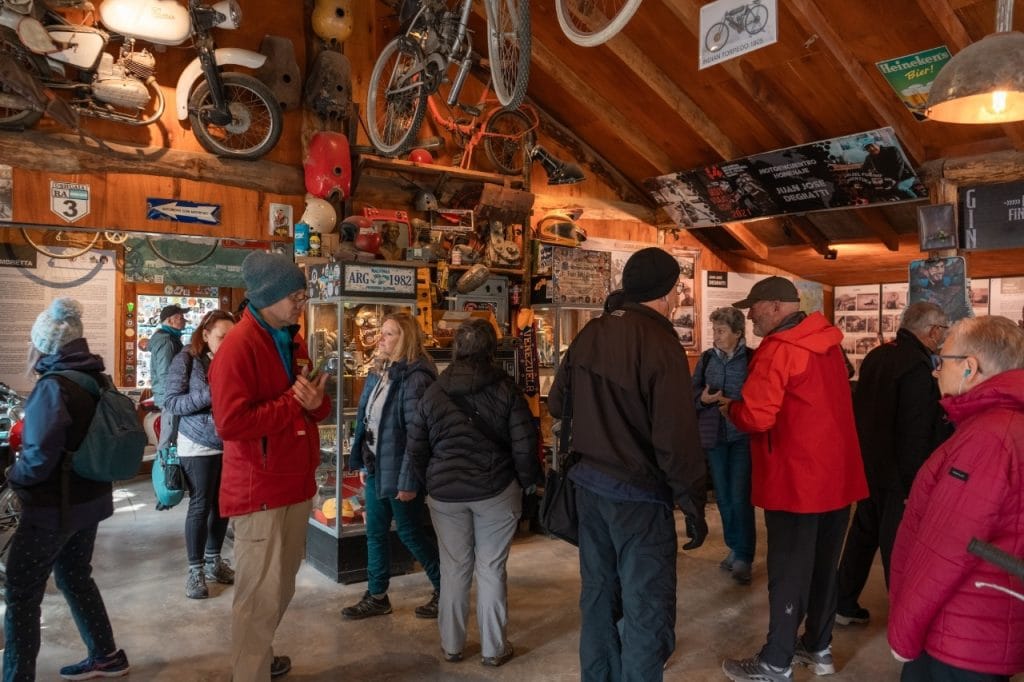 Grupo de turistas recorriendo el museo de motos clásicas en el Centro Invernal Haruwen en Ushuaia.