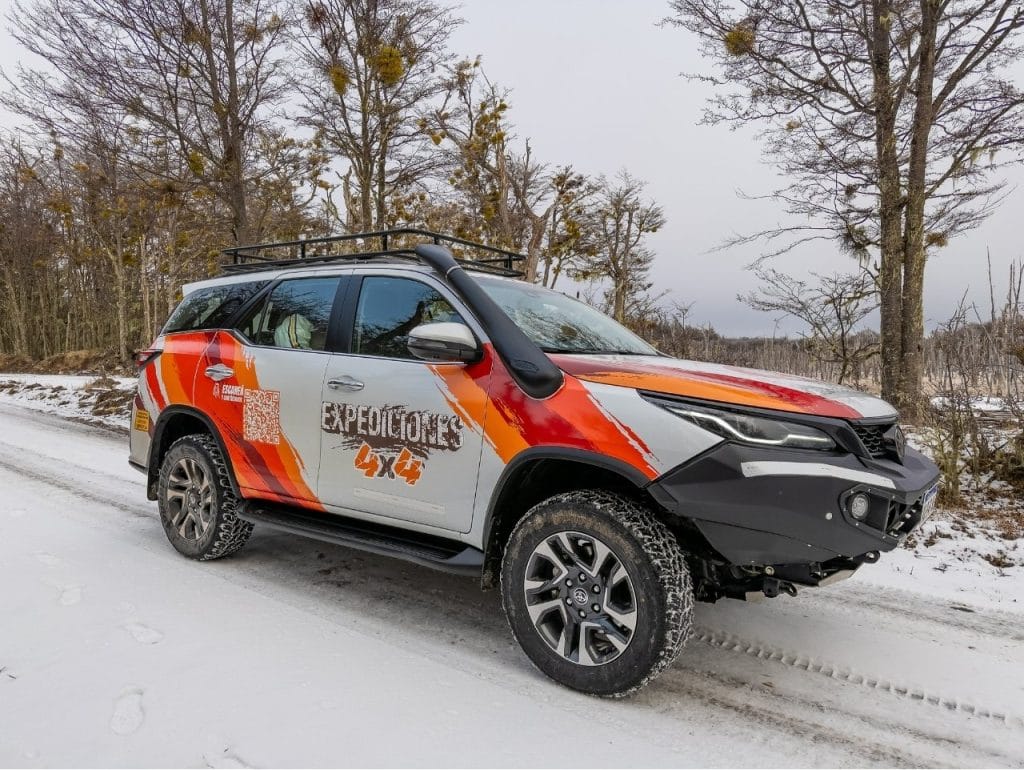 Vehículo 4x4 off-road listo para la excursión de los Lagos Fagnano y Escondido en Tierra del Fuego.