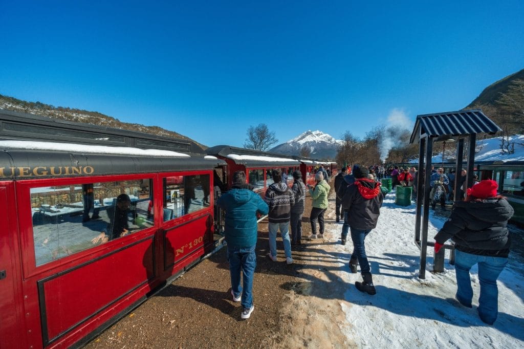 Pasajeros descendiendo en la Estación Macarena durante la primera parada del Tren del Fin del Mundo en Ushuaia.