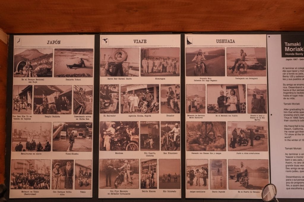 Paneles informativos con la historia del viaje en moto de Tamaki Moriaki en el museo de Haruwen, Ushuaia.