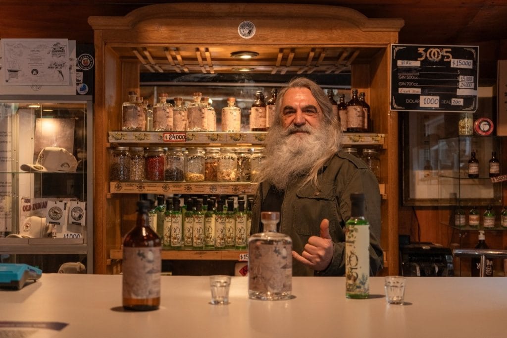 Degustación de gin y licores artesanales en la barra del Centro Invernal Haruwen, Ushuaia.