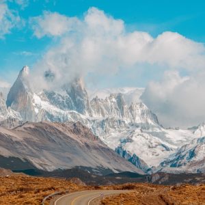 Vista del imponente Monte Fitz Roy con sus picos nevados bajo un cielo azul en El Chaltén.