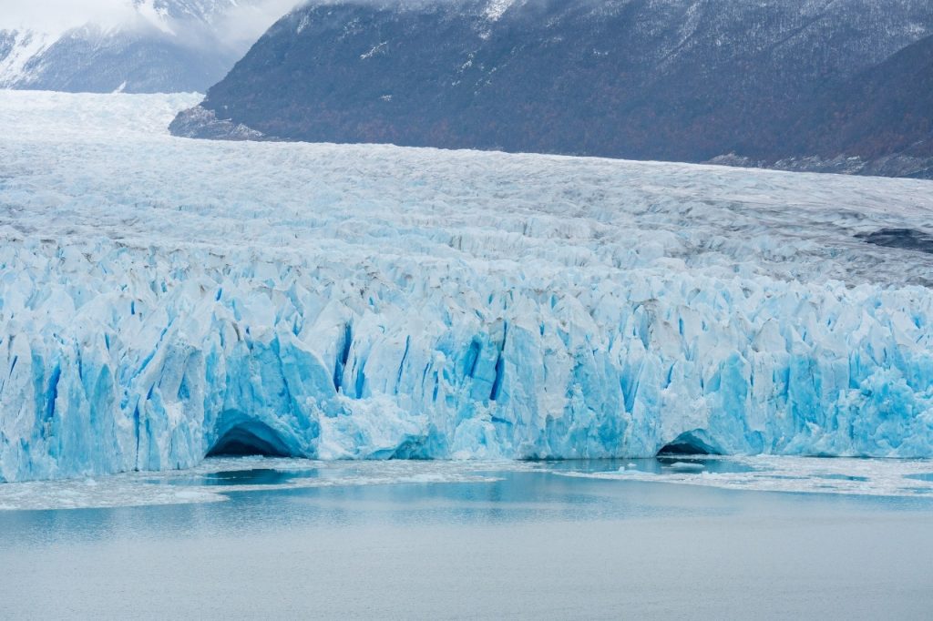 Detalle de las grietas, picos y cuevas de color azul intenso en la pared frontal del Glaciar Perito Moreno.