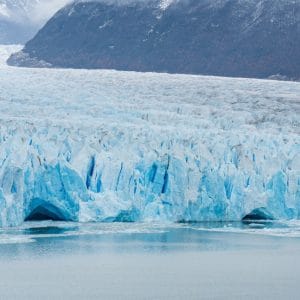 Detalle de las grietas, picos y cuevas de color azul intenso en la pared frontal del Glaciar Perito Moreno.